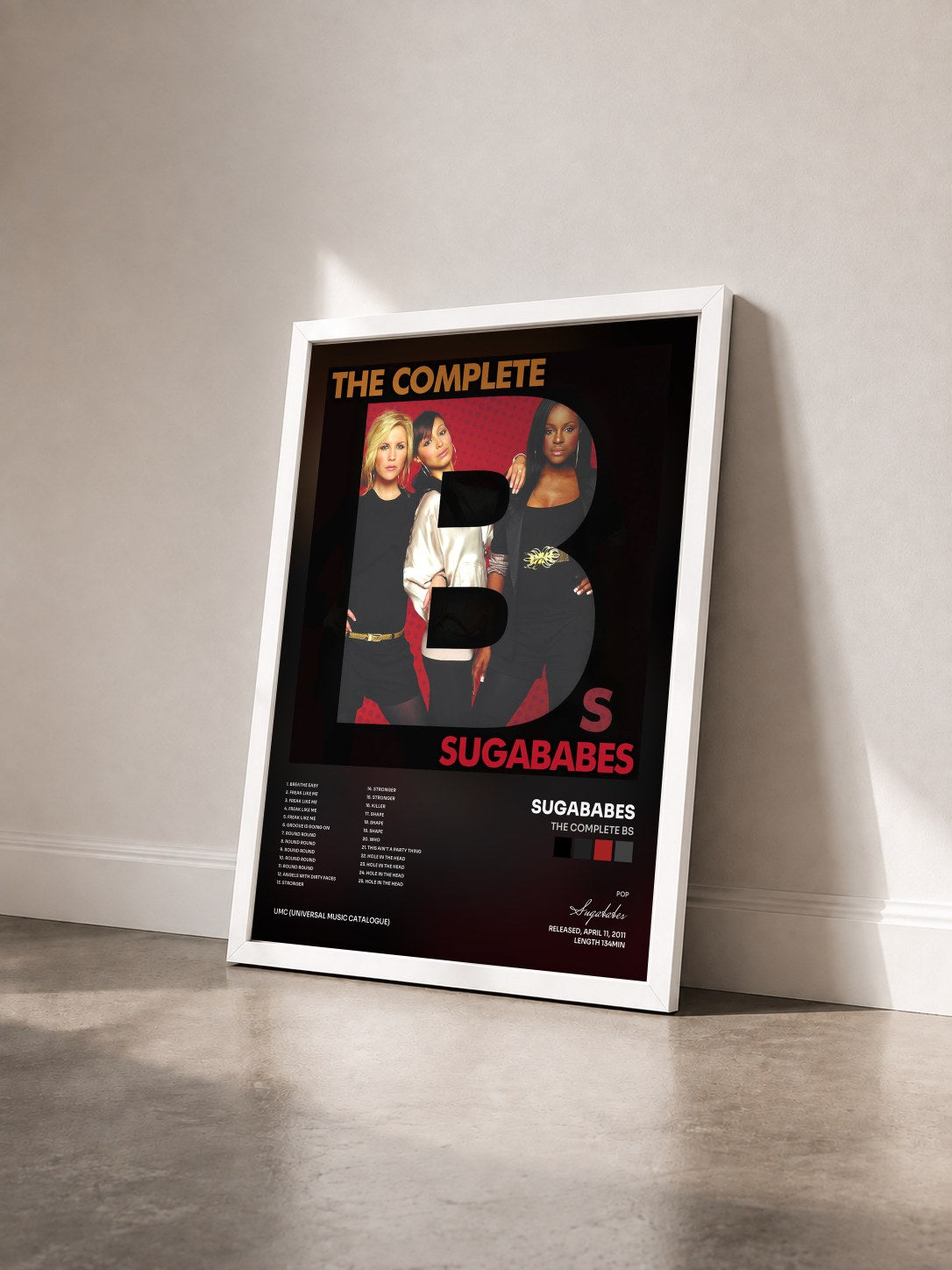 #blanc Tableau de l'album The Complete Bs de Sugababes vu de trois quarts, cadre blanc