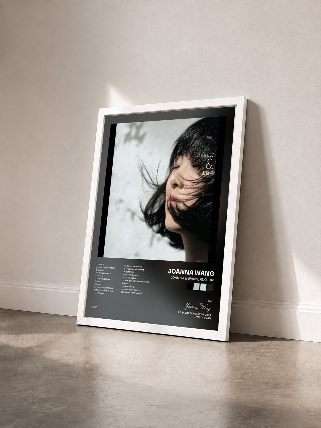 #blanc Tableau de l'album Joanna & Wang, Ruo-Lin de Joanna Wang vu de trois quarts, cadre blanc