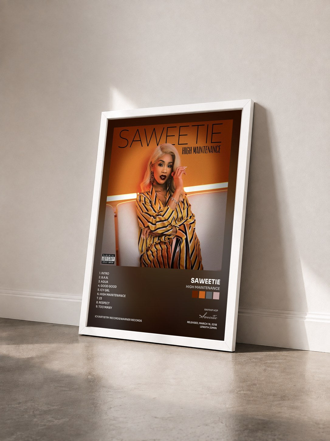 #blanc Tableau de l'album High Maintenance de Saweetie vu de trois quarts, cadre blanc