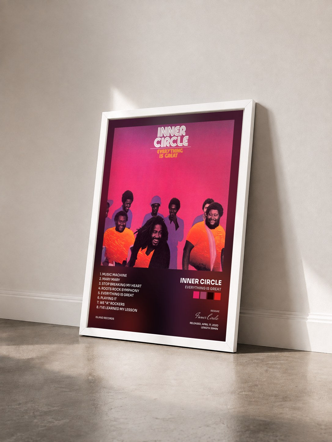 #blanc Tableau de l'album Everything Is Great de Inner Circle vu de trois quarts, cadre blanc