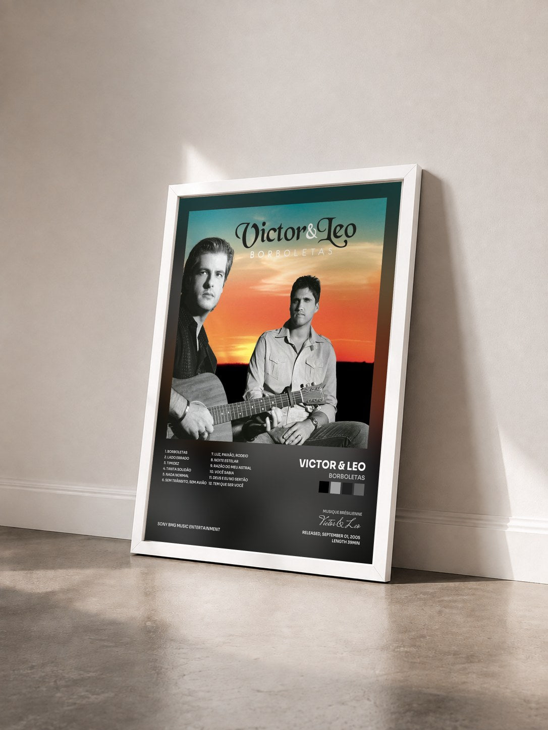 #blanc Tableau de l'album Borboletas de Victor & Leo vu de trois quarts, cadre blanc