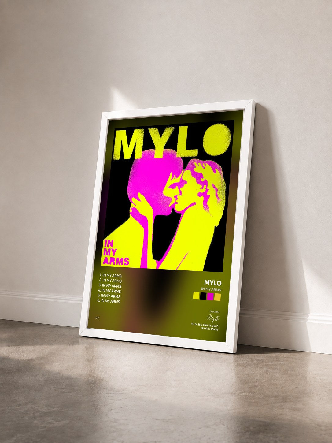 #blanc Tableau de l'album In My Arms de Mylo vu de trois quarts, cadre blanc