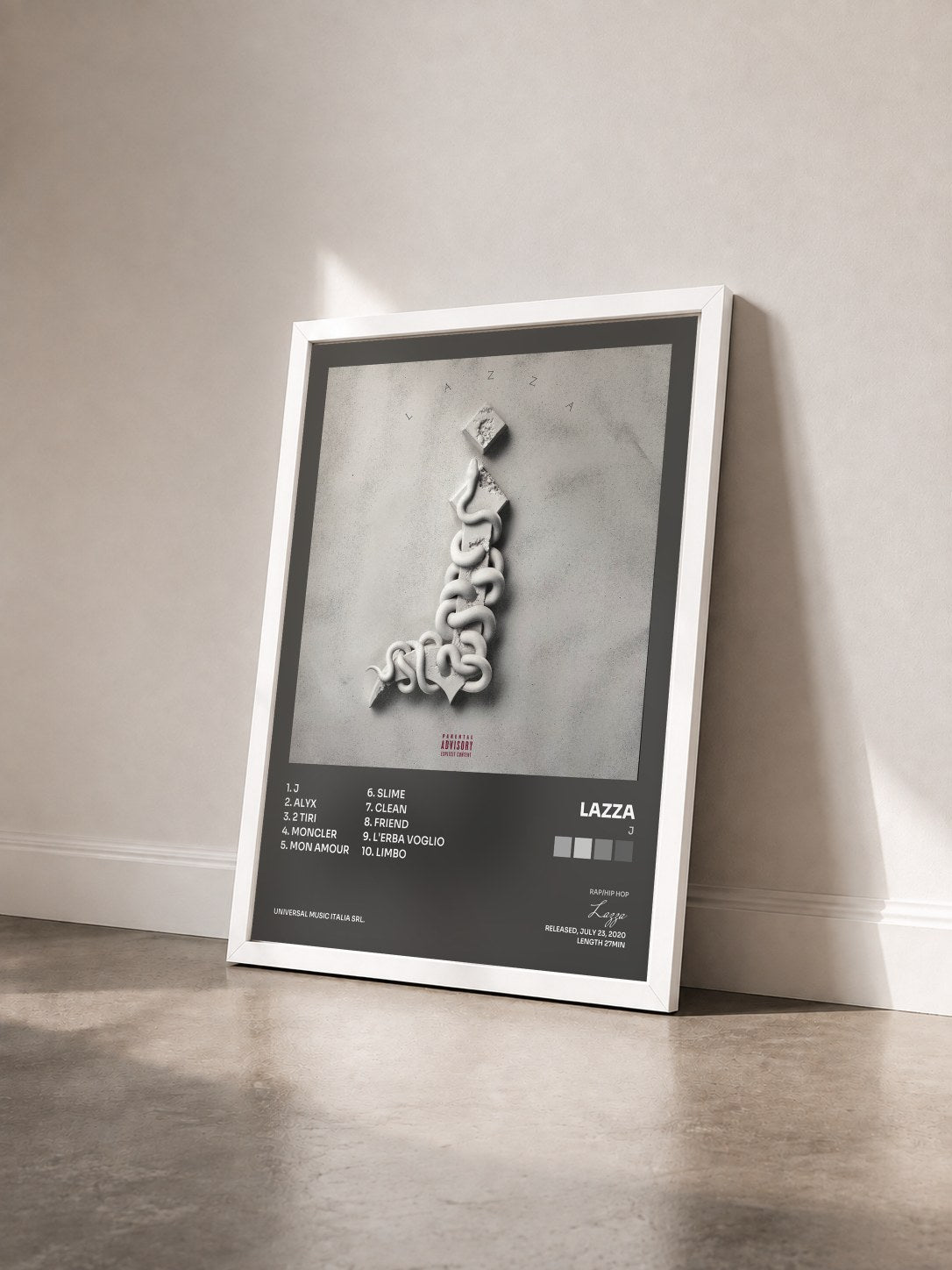 #blanc Tableau de l'album J de Lazza vu de trois quarts, cadre blanc