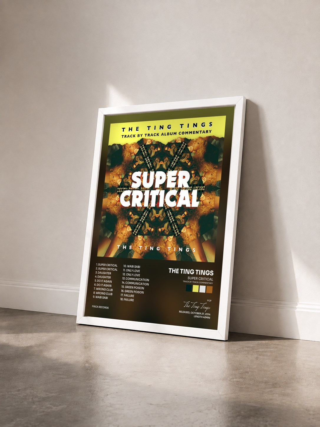 #blanc Tableau de l'album Super Critical (Track by Track Commentary) de The Ting Tings vu de trois quarts, cadre blanc