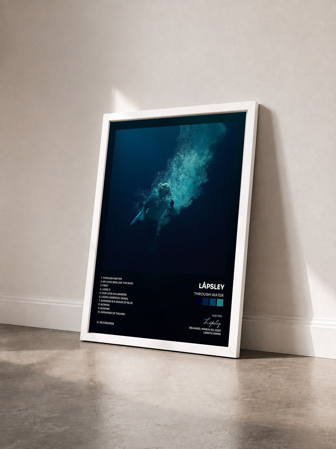 #blanc Tableau de l'album Through Water de Låpsley vu de trois quarts, cadre blanc