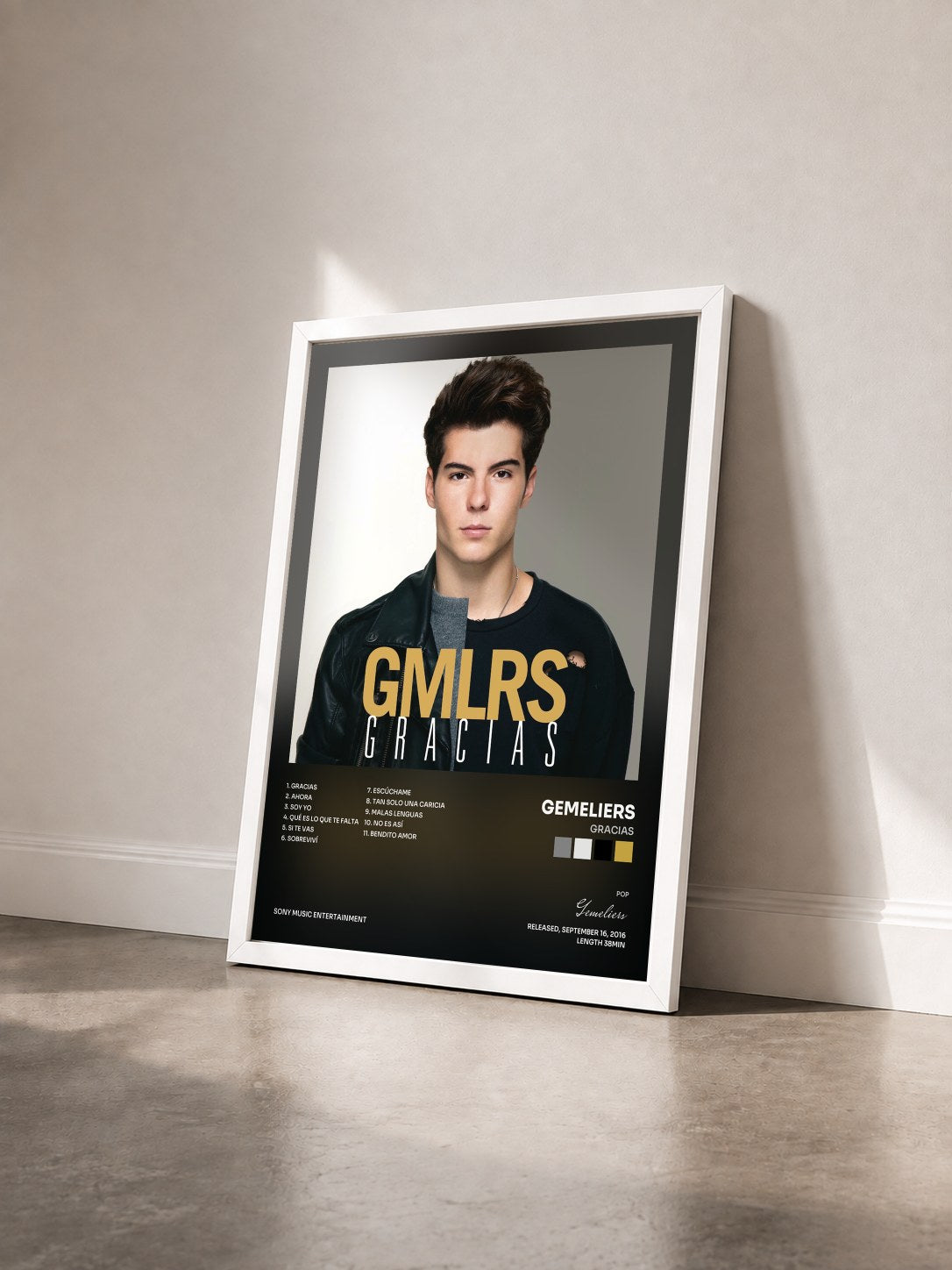 #blanc Tableau de l'album Gracias de Gemeliers vu de trois quarts, cadre blanc