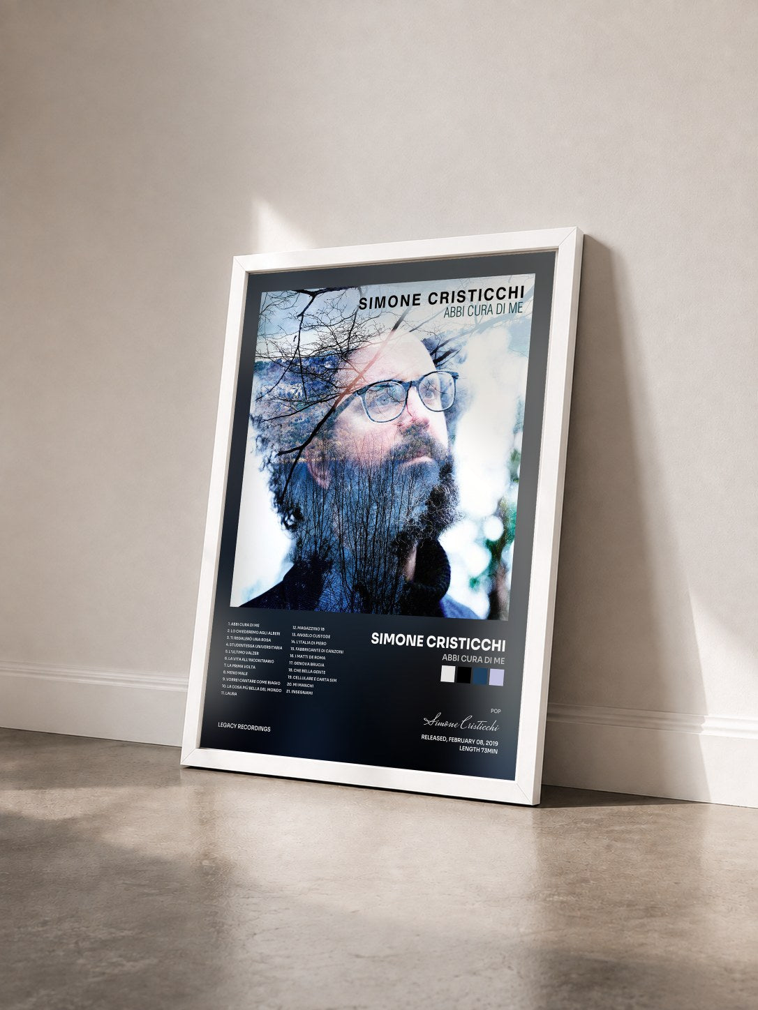 #blanc Tableau de l'album Abbi cura di me de Simone Cristicchi vu de trois quarts, cadre blanc