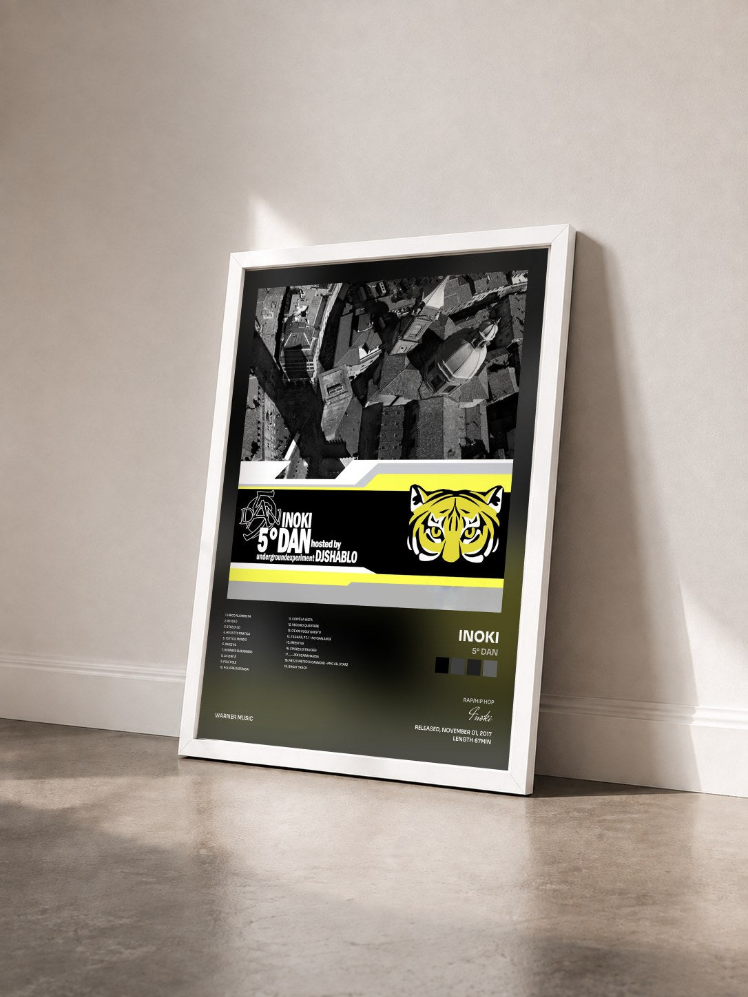 #blanc Tableau de l'album 5° Dan de Inoki vu de trois quarts, cadre blanc