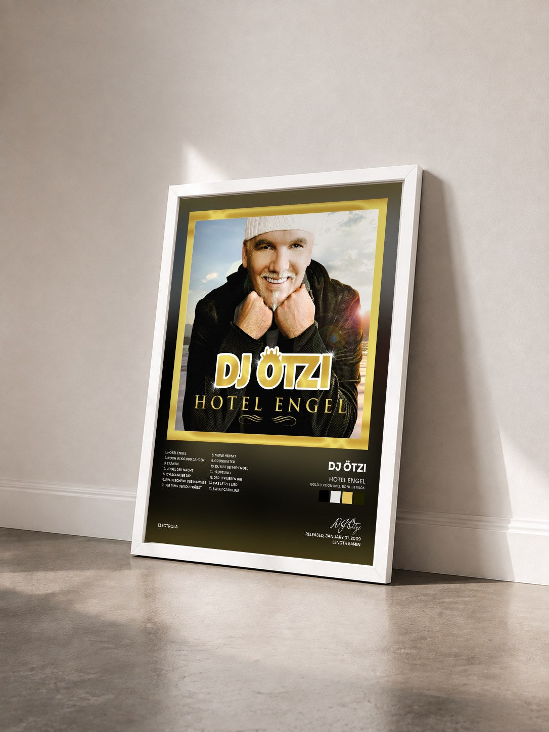 #blanc Tableau de l'album Hotel Engel (Gold Edition inkl. Bonustrack) de DJ Ötzi vu de trois quarts, cadre blanc