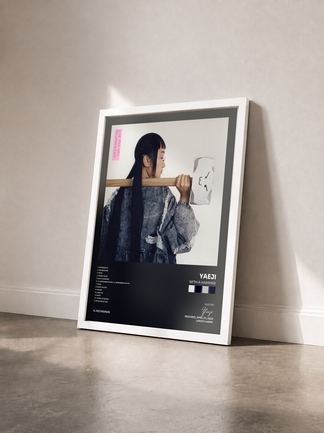 #blanc Tableau de l'album With A Hammer de Yaeji vu de trois quarts, cadre blanc