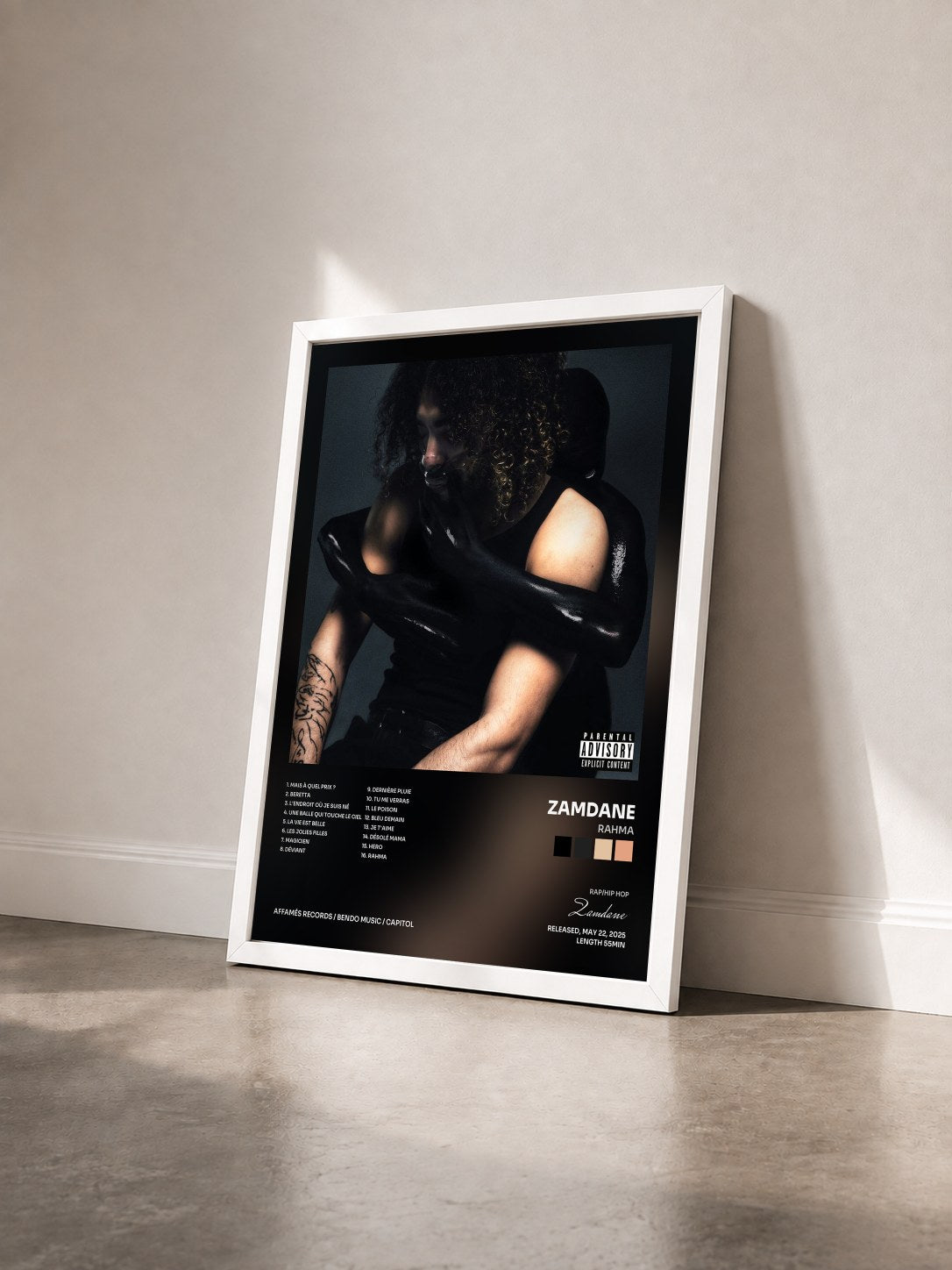 #blanc Tableau de l'album RAHMA de Zamdane vu de trois quarts, cadre blanc