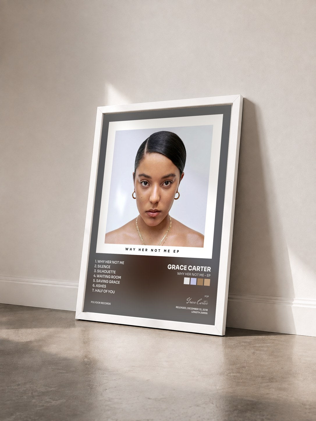 #blanc Tableau de l'album Why Her Not Me - EP de Grace Carter vu de trois quarts, cadre blanc