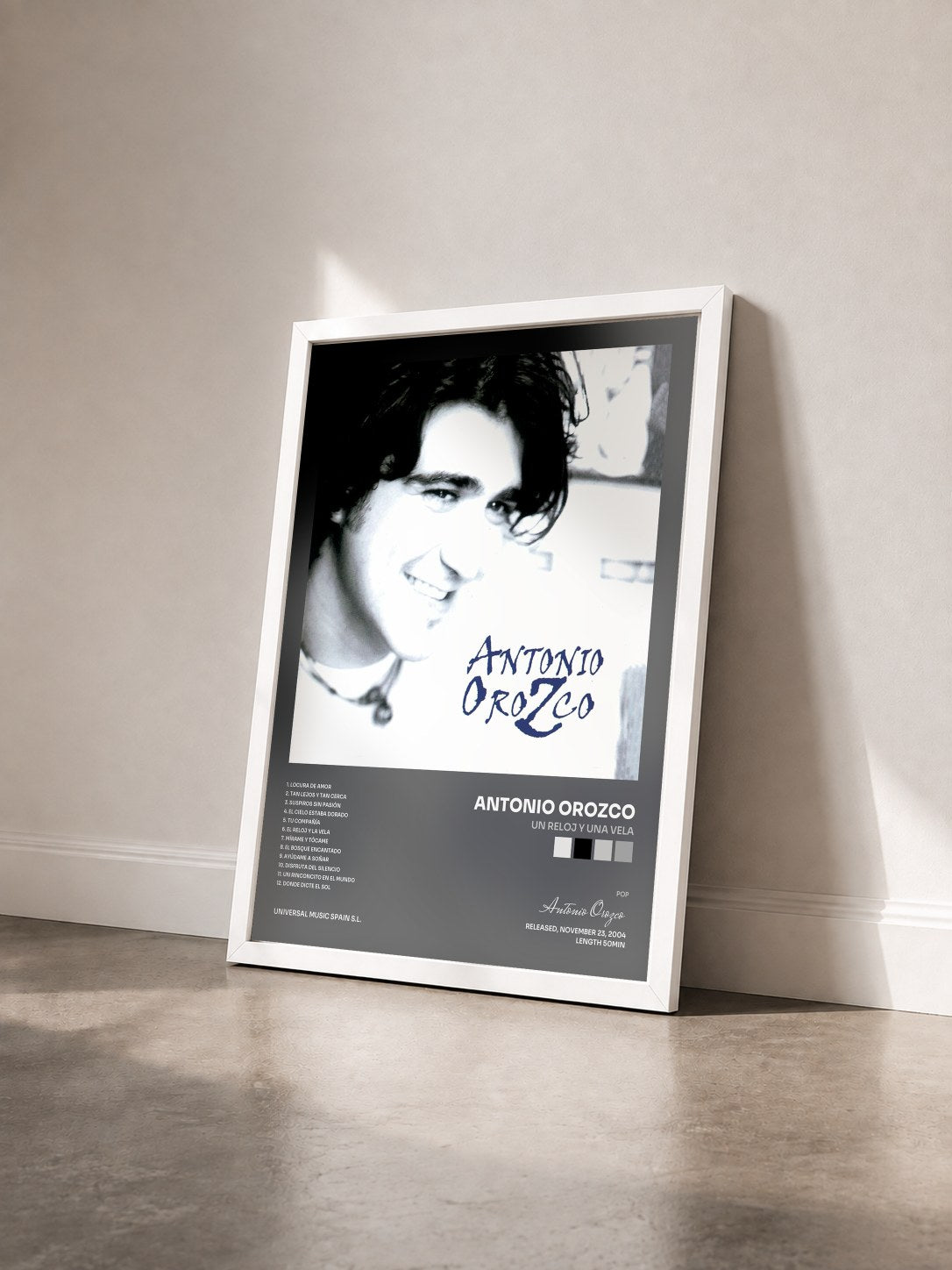 #blanc Tableau de l'album Un Reloj Y Una Vela de Antonio Orozco vu de trois quarts, cadre blanc