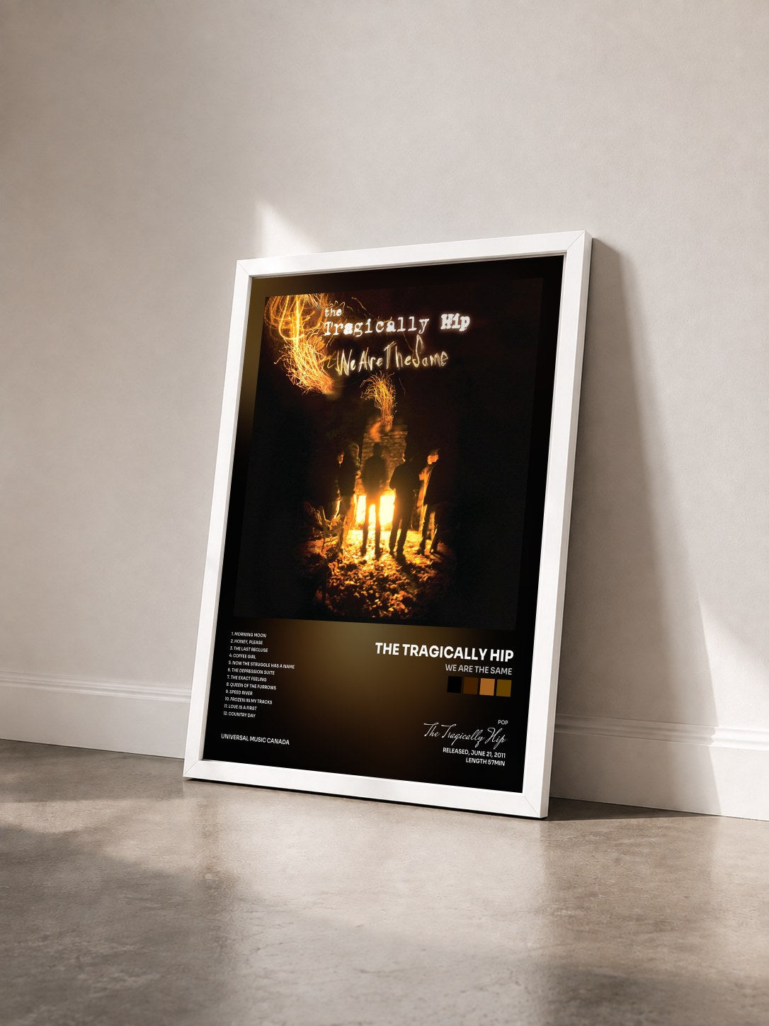 #blanc Tableau de l'album We Are The Same de The Tragically Hip vu de trois quarts, cadre blanc