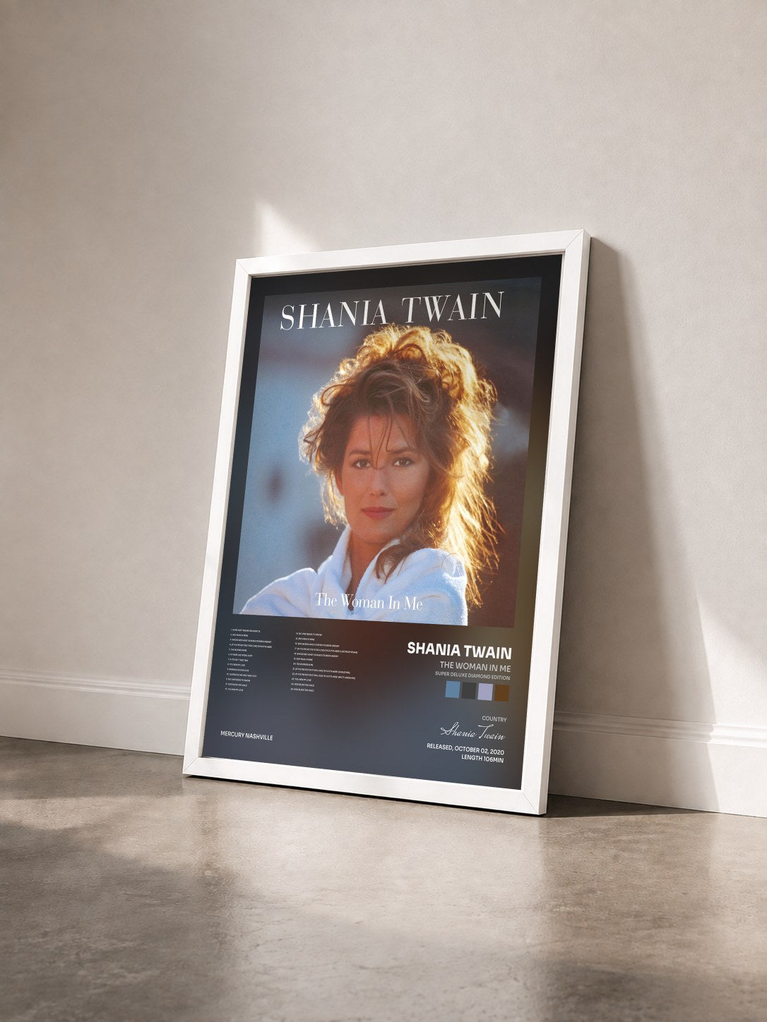#blanc Tableau de l'album The Woman In Me (Super Deluxe Diamond Edition) de Shania Twain vu de trois quarts, cadre blanc