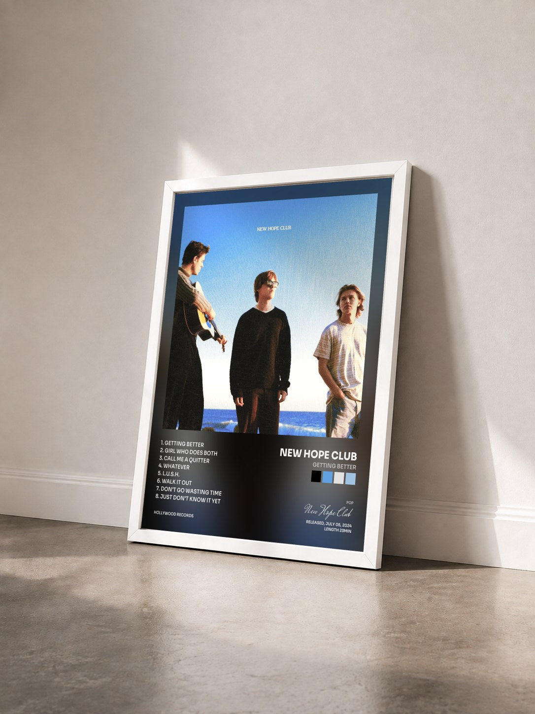 #blanc Tableau de l'album Getting Better de New Hope Club vu de trois quarts, cadre blanc