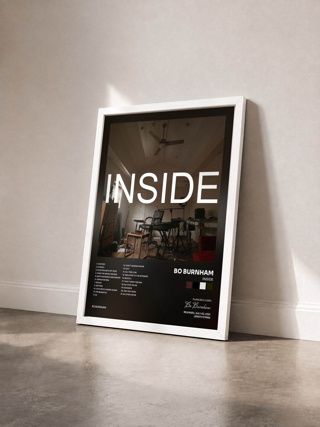 #blanc Tableau de l'album INSIDE de Bo Burnham vu de trois quarts, cadre blanc