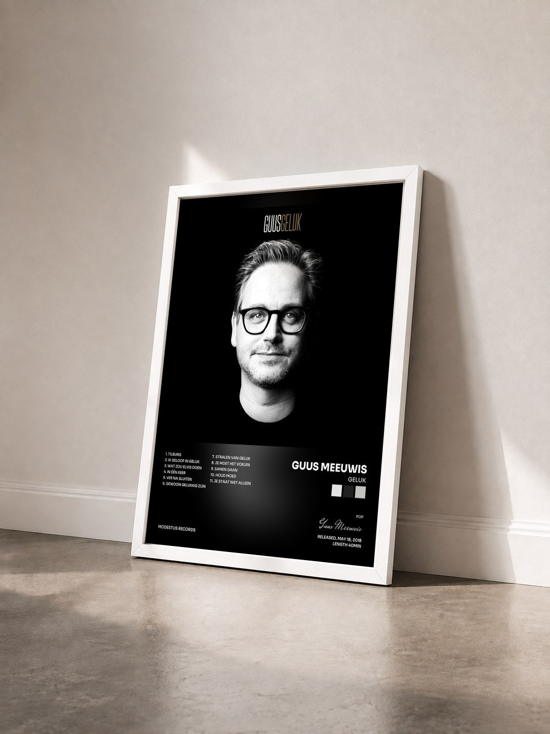 #blanc Tableau de l'album GELUK de Guus Meeuwis vu de trois quarts, cadre blanc