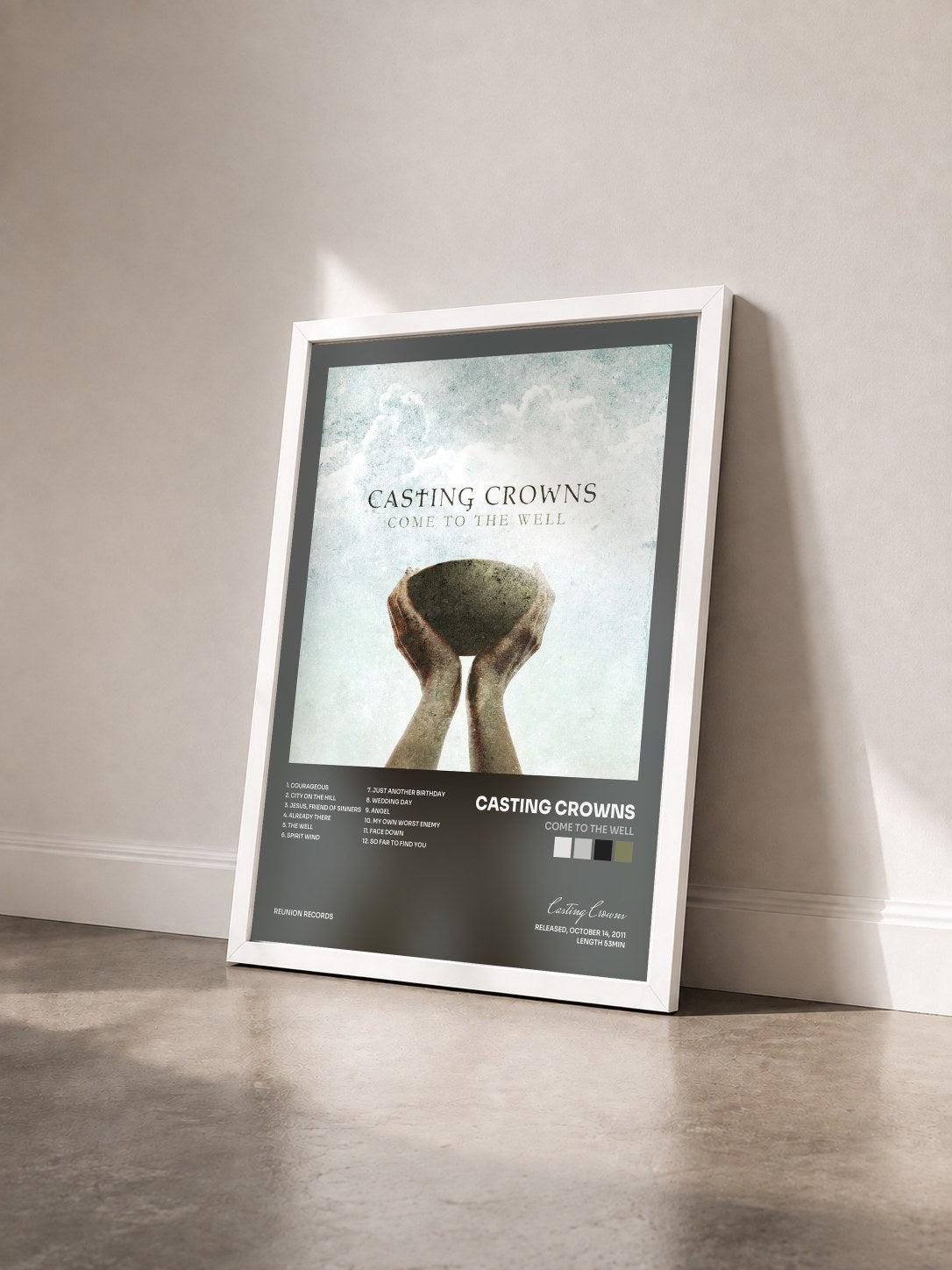 #blanc Tableau de l'album Come To The Well de Casting Crowns vu de trois quarts, cadre blanc
