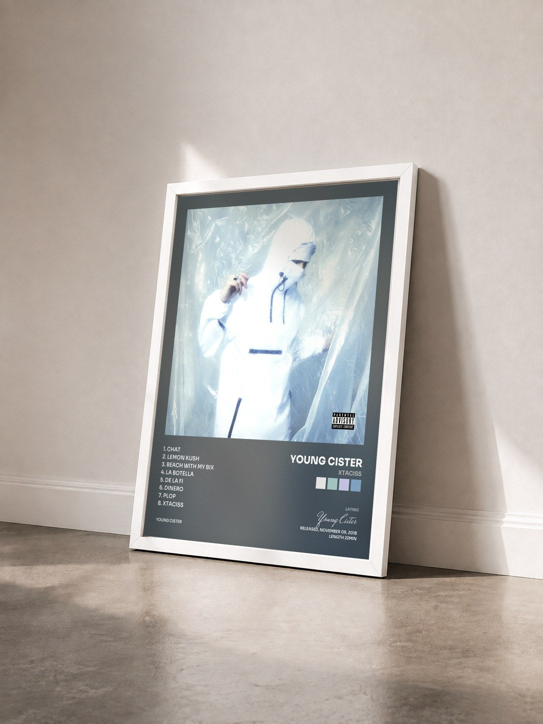 #blanc Tableau de l'album Xtaciss de Young Cister vu de trois quarts, cadre blanc