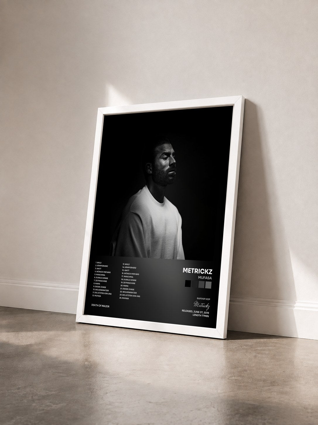 #blanc Tableau de l'album Mufasa de Metrickz vu de trois quarts, cadre blanc