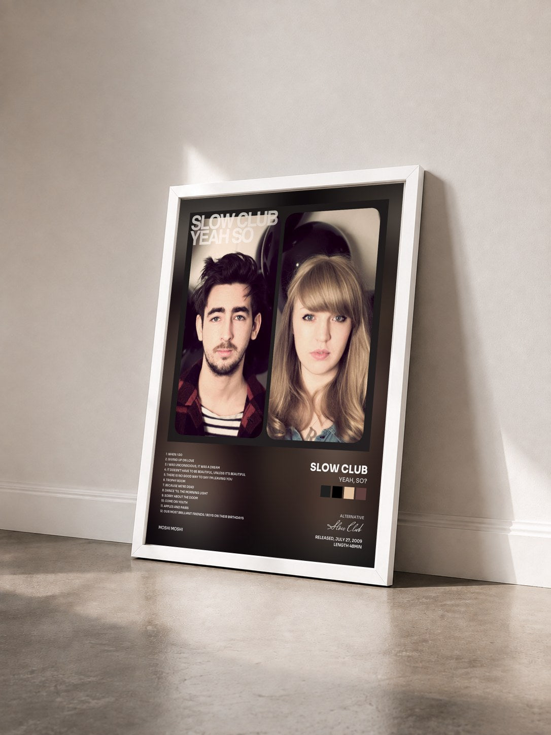 #blanc Tableau de l'album Yeah, So? de Slow Club vu de trois quarts, cadre blanc