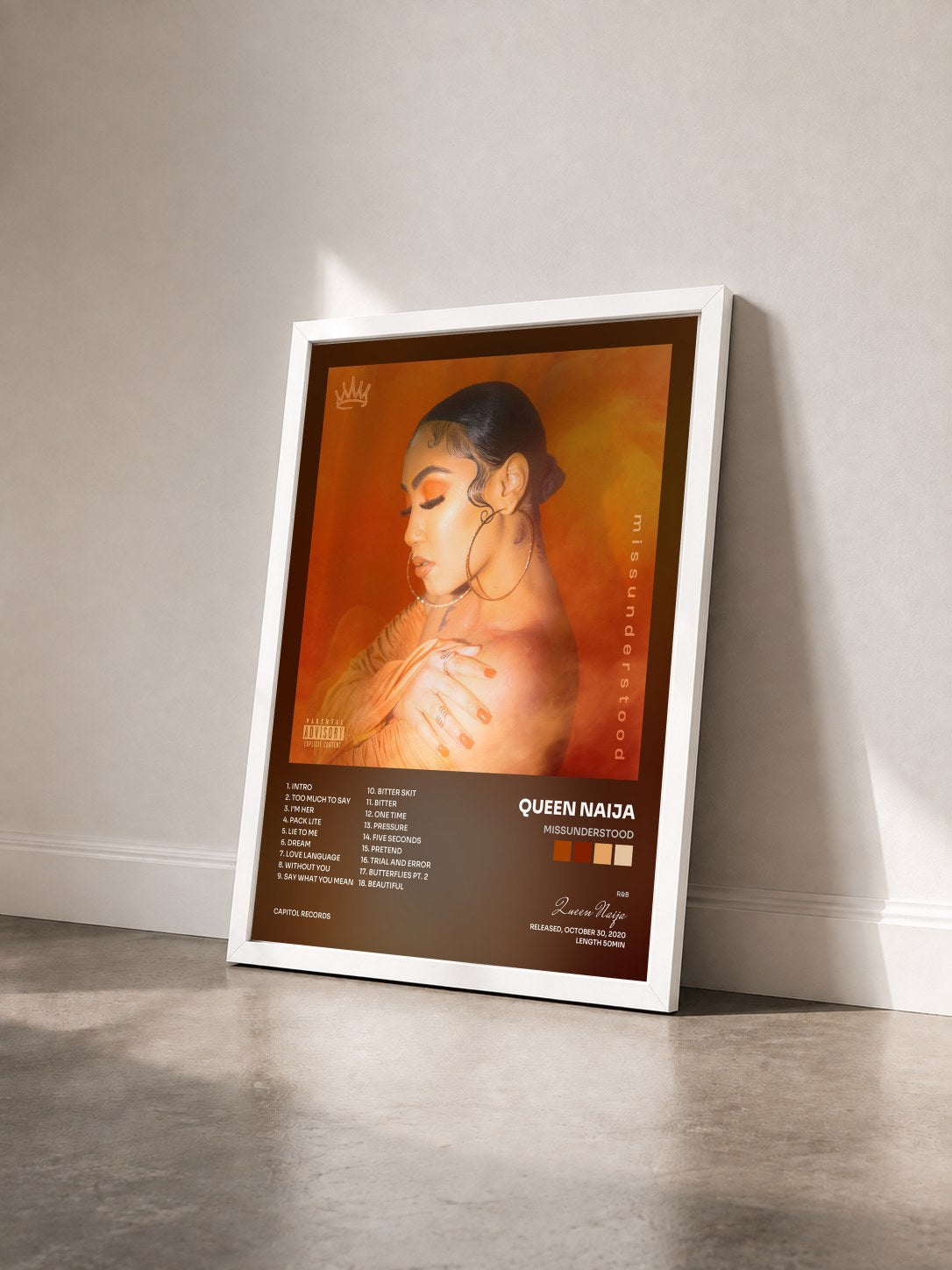 #blanc Tableau de l'album missunderstood de Queen Naija vu de trois quarts, cadre blanc