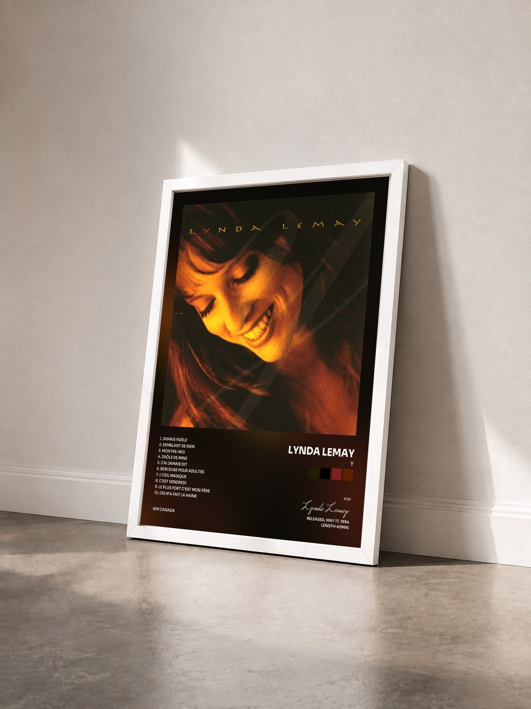#blanc Tableau de l'album Y de Lynda Lemay vu de trois quarts, cadre blanc