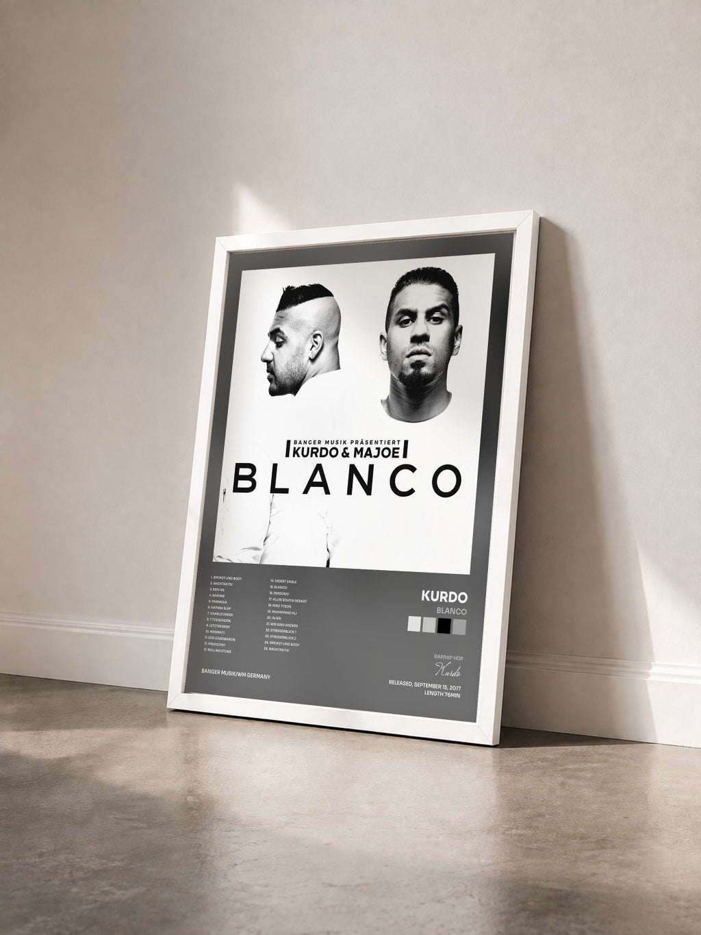 #blanc Blanco de Kurdo en lámina enmarcada vista de tres cuartos, marco blanco