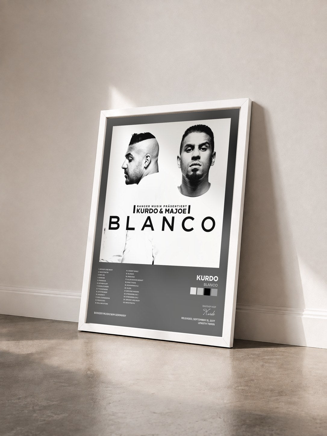 #blanc Tableau de l'album Blanco de Kurdo vu de trois quarts, cadre blanc