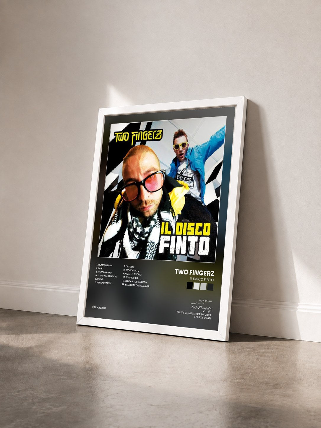 #blanc Tableau de l'album Il disco finto de Two Fingerz vu de trois quarts, cadre blanc