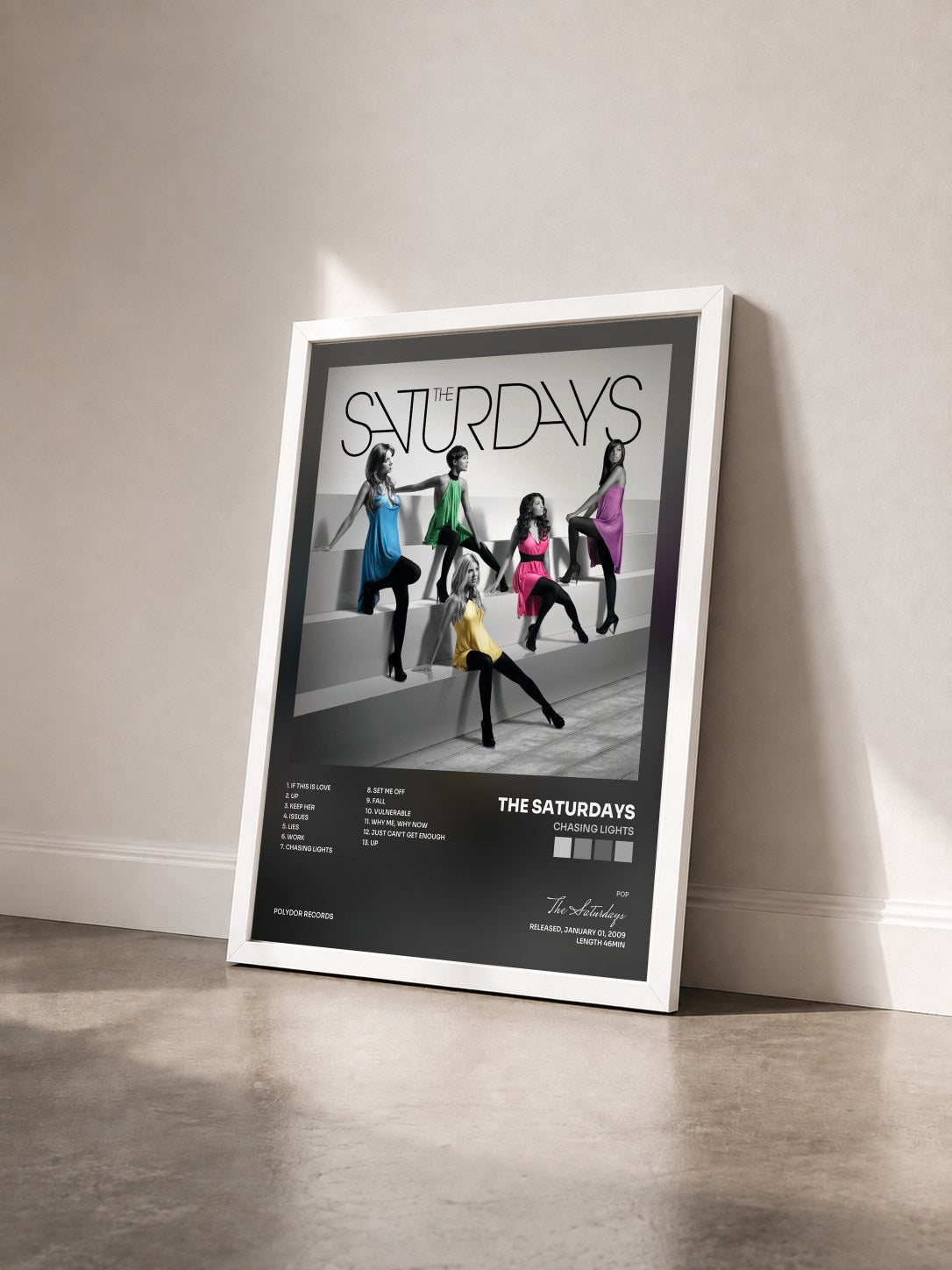 #blanc Tableau de l'album Chasing Lights de The Saturdays vu de trois quarts, cadre blanc