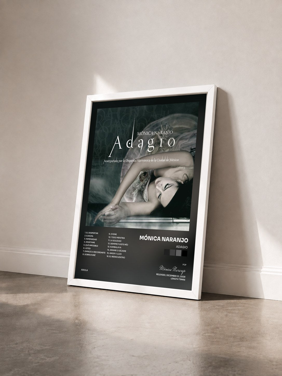 #blanc Tableau de l'album Adagio de Mónica Naranjo vu de trois quarts, cadre blanc