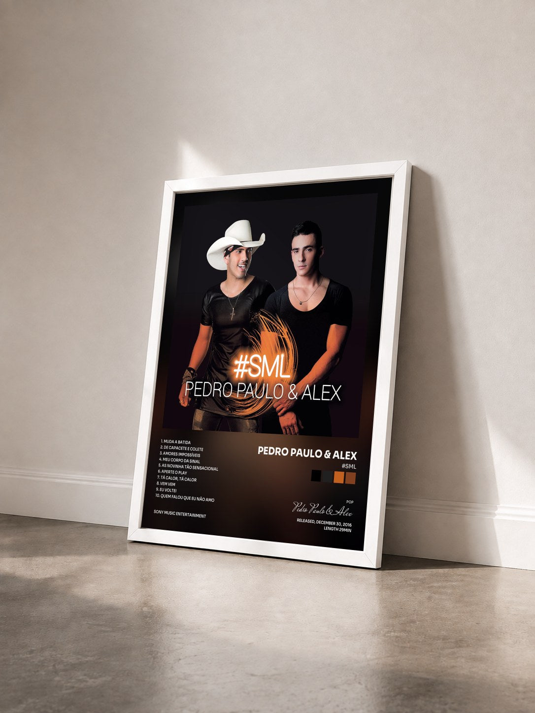 #blanc Tableau de l'album #SML de Pedro Paulo & Alex vu de trois quarts, cadre blanc