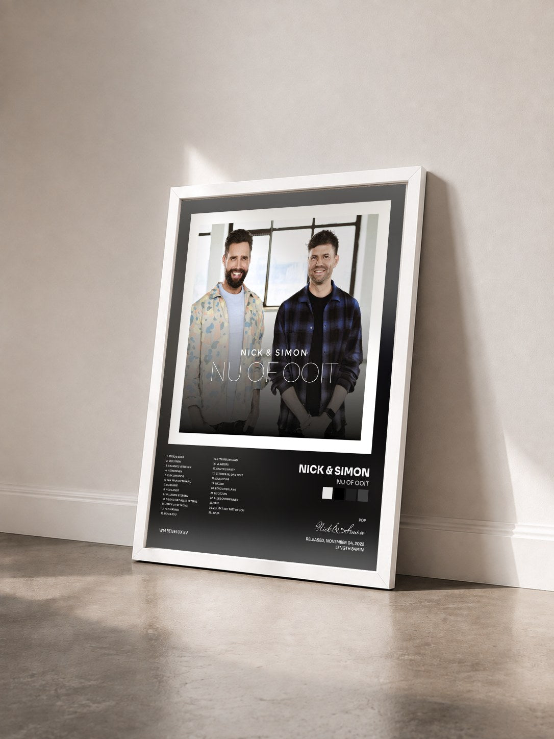 #blanc Tableau de l'album Nu Of Ooit de Nick & Simon vu de trois quarts, cadre blanc