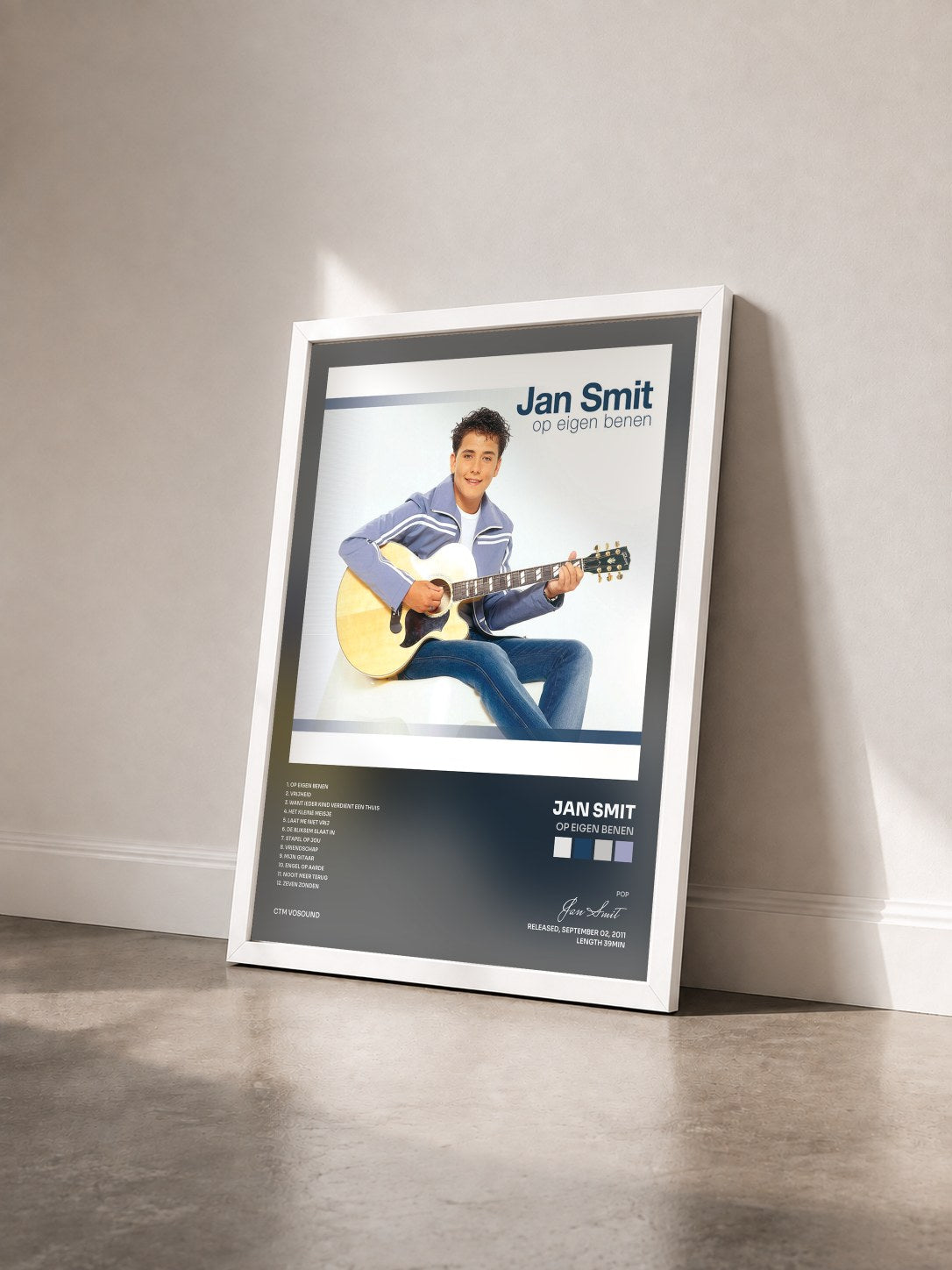 #blanc Tableau de l'album Op Eigen Benen de Jan Smit vu de trois quarts, cadre blanc