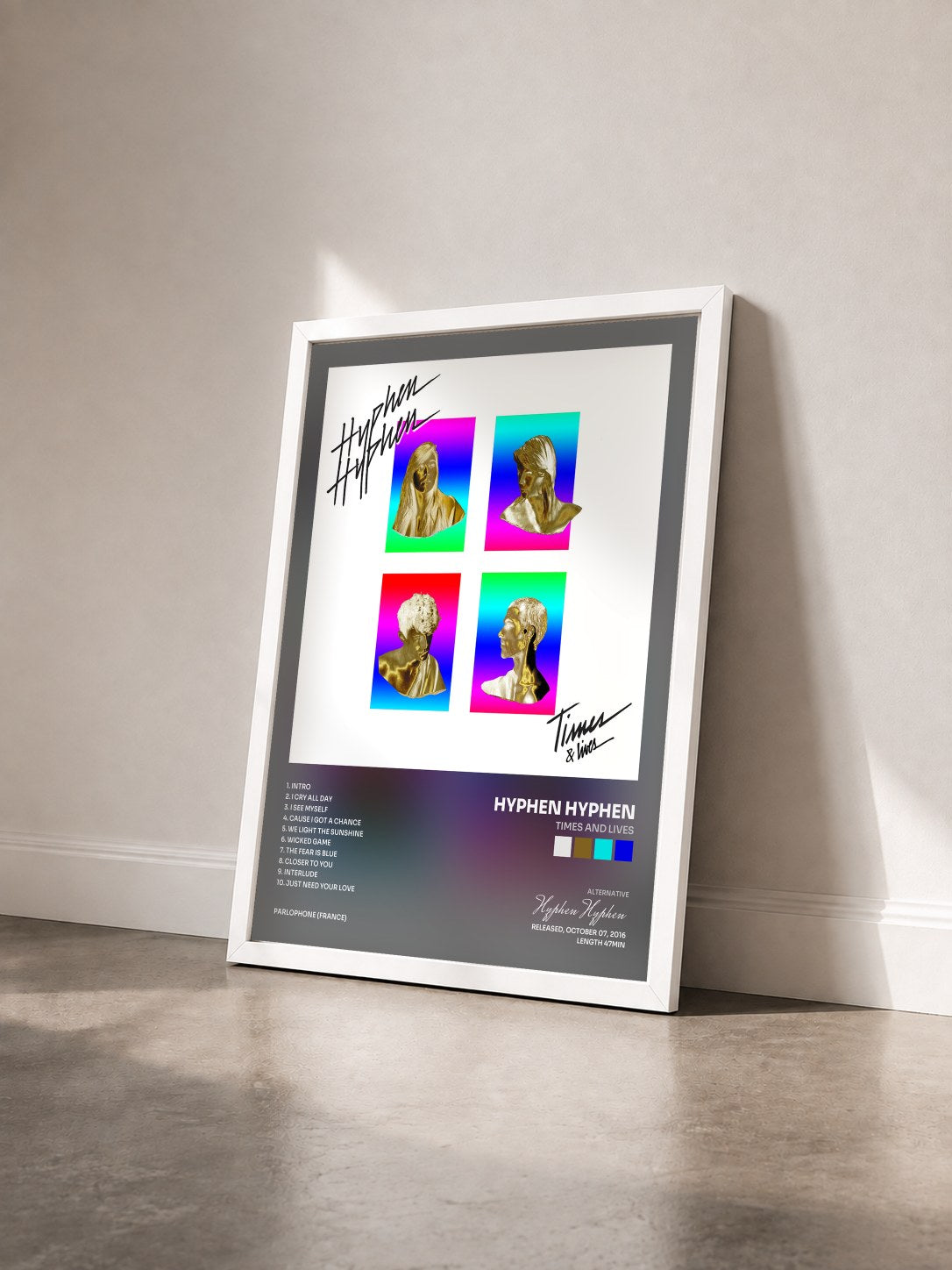 #blanc Tableau de l'album Times and Lives de Hyphen Hyphen vu de trois quarts, cadre blanc