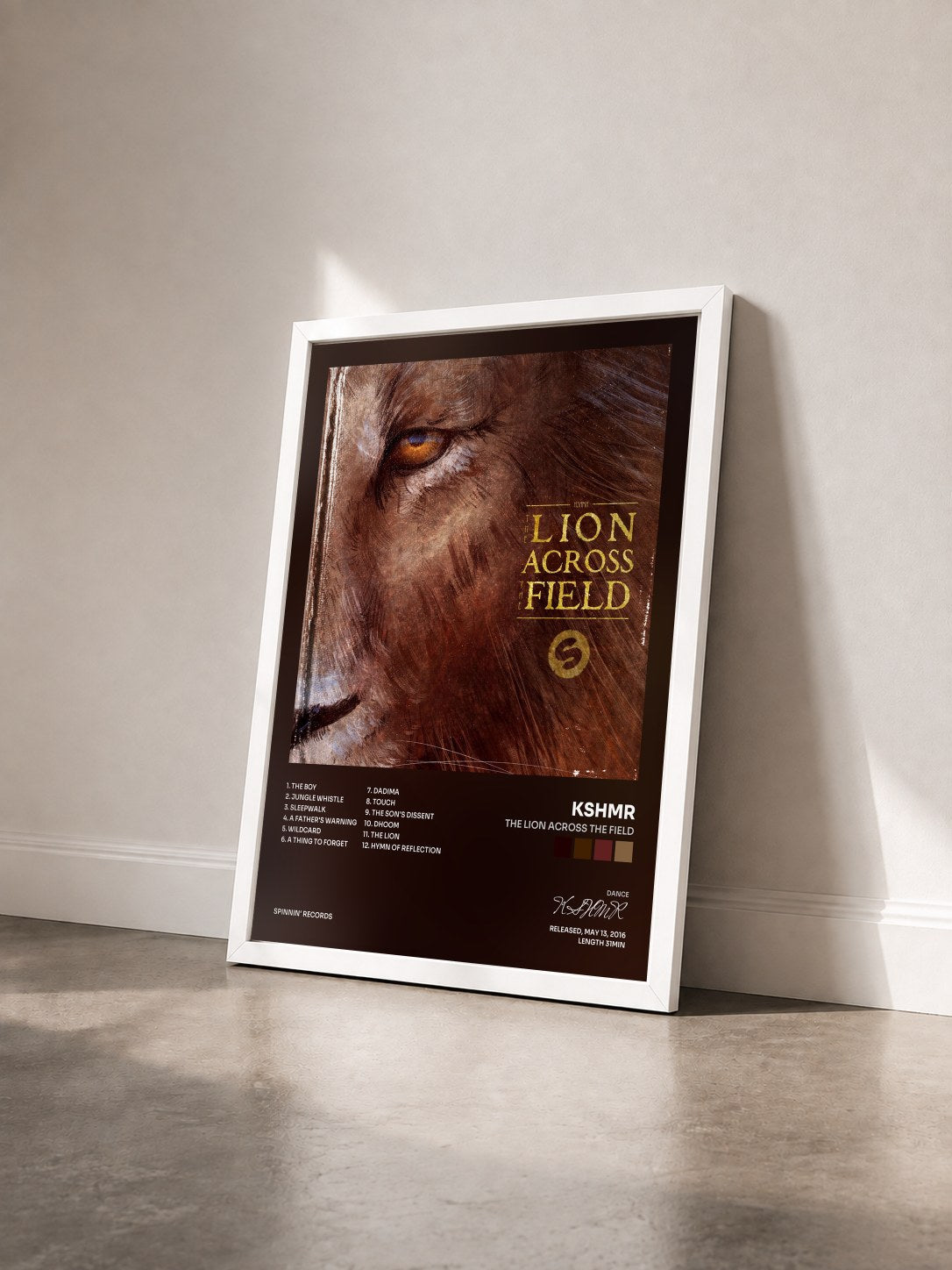 #blanc Tableau de l'album The Lion Across The Field de KSHMR vu de trois quarts, cadre blanc