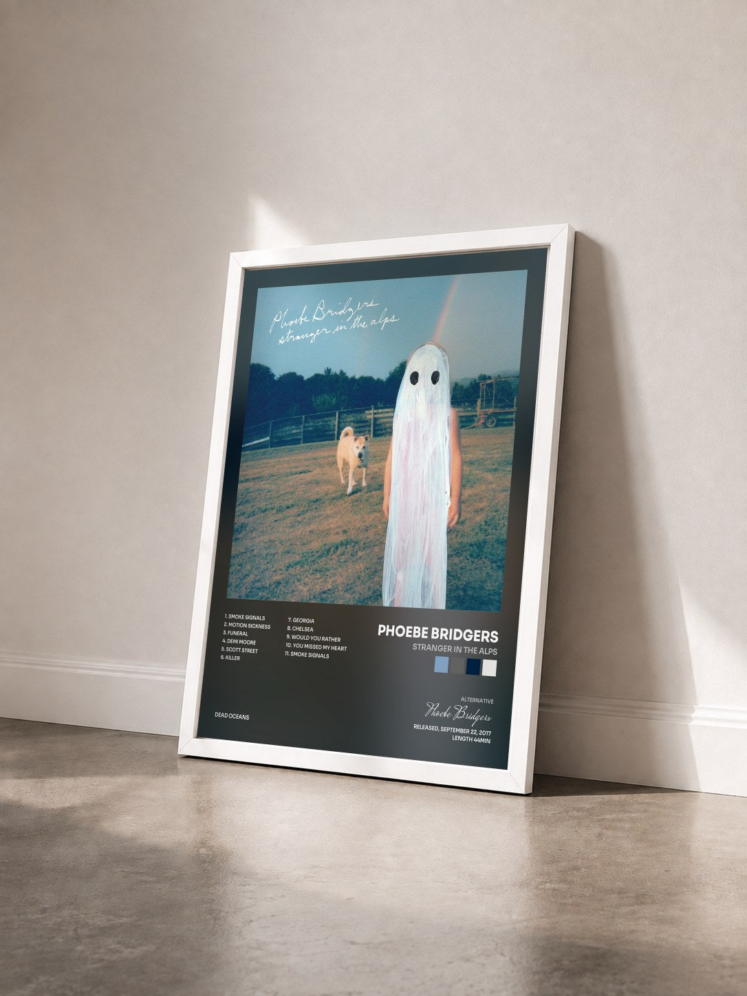 #blanc Tableau de l'album Stranger in the Alps de Phoebe Bridgers vu de trois quarts, cadre blanc