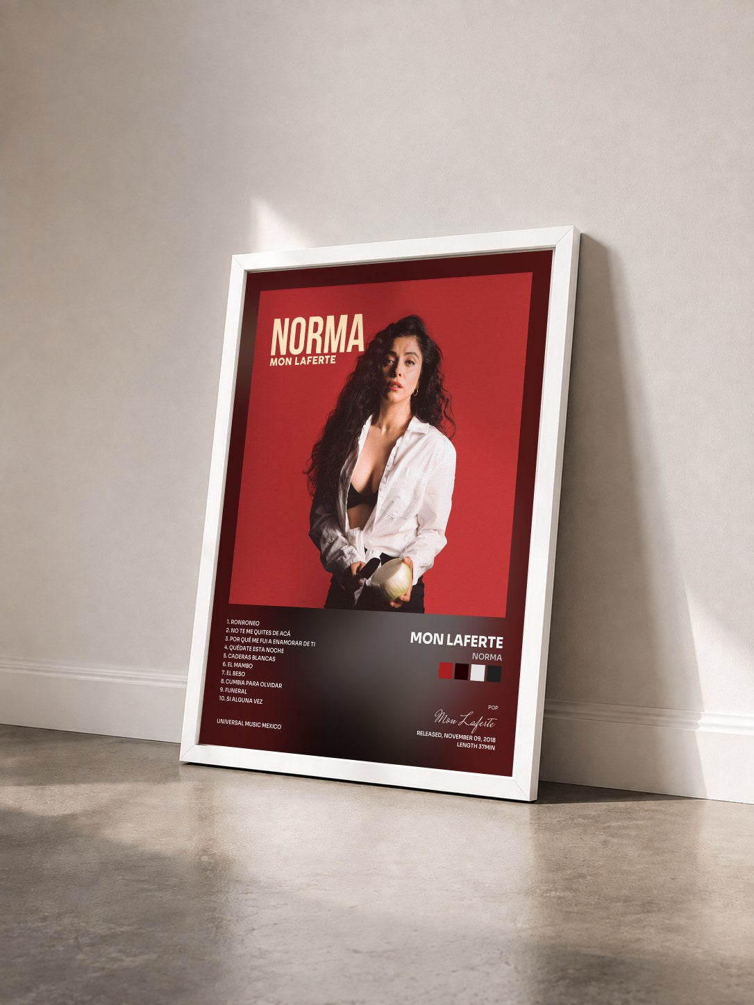 #blanc Tableau de l'album Norma de Mon Laferte vu de trois quarts, cadre blanc