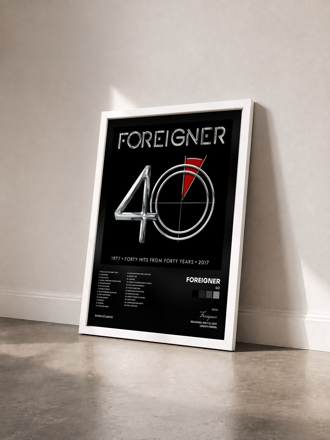 #blanc Tableau de l'album 40 de Foreigner vu de trois quarts, cadre blanc