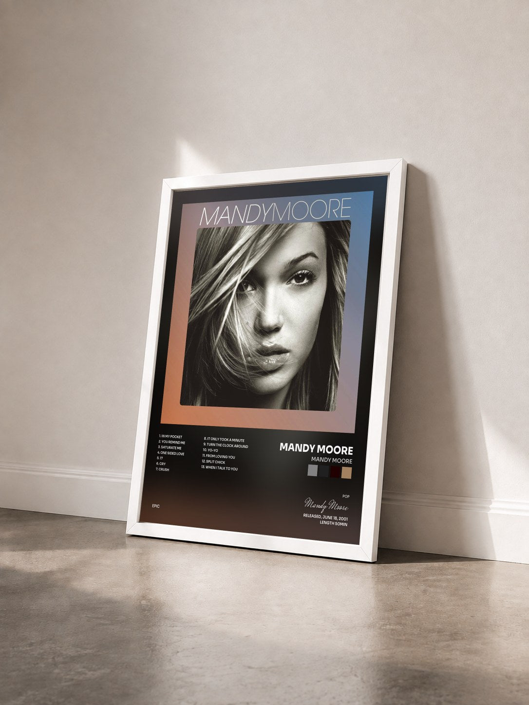 #blanc Tableau de l'album Mandy Moore de Mandy Moore vu de trois quarts, cadre blanc
