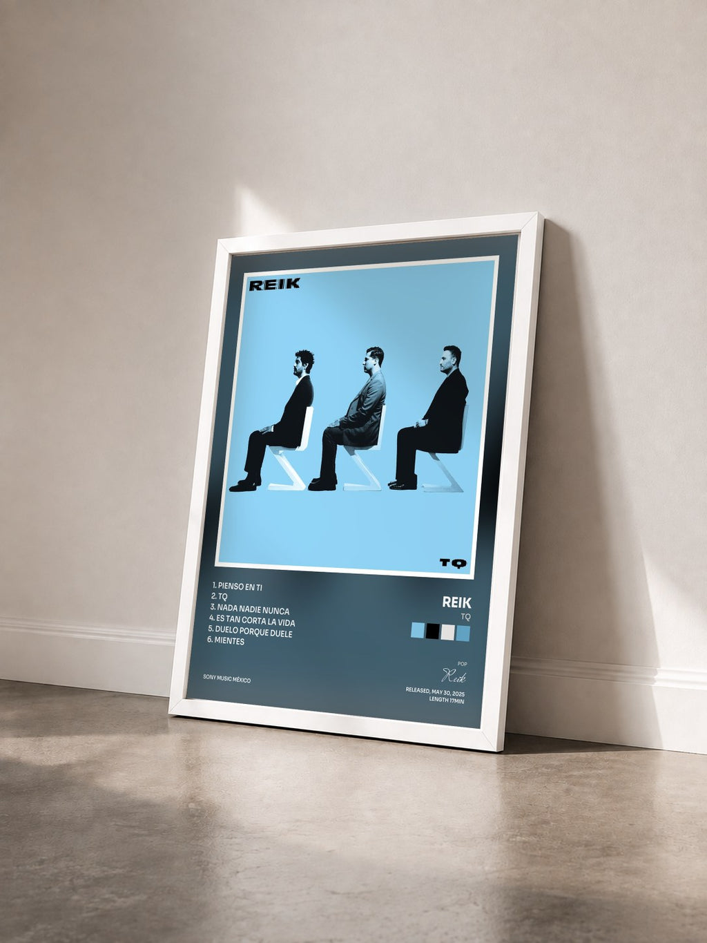 #blanc Tableau de l'album TQ de Reik vu de trois quarts, cadre blanc