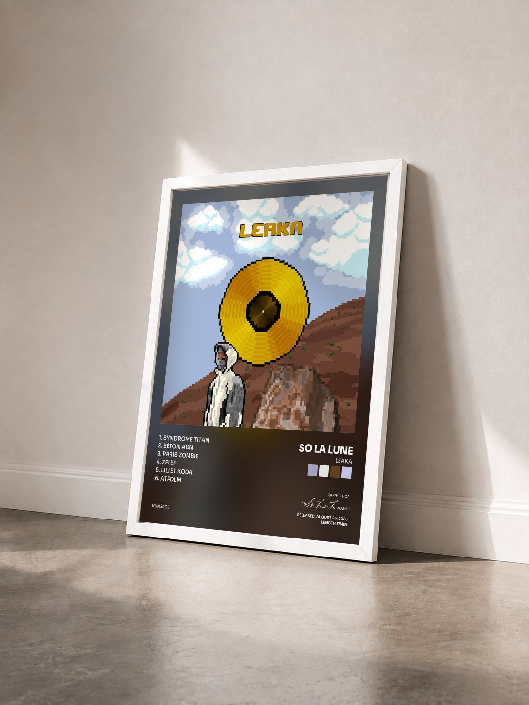 #blanc Tableau de l'album LEAKA de So La Lune vu de trois quarts, cadre blanc