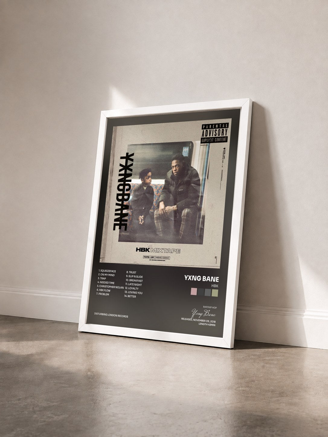 #blanc Tableau de l'album HBK de Yxng Bane vu de trois quarts, cadre blanc