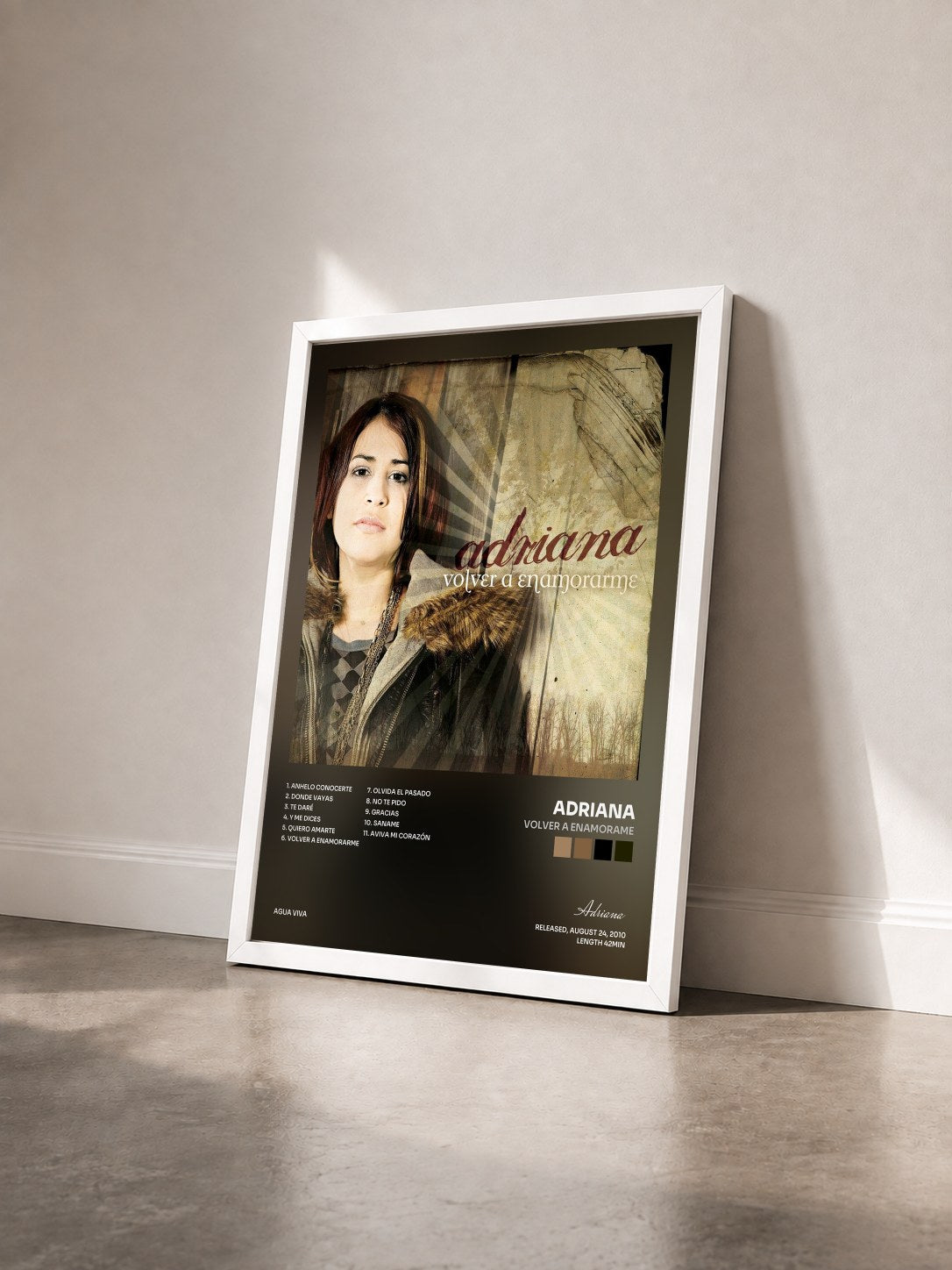 #blanc Tableau de l'album Volver A Enamorame de Adriana vu de trois quarts, cadre blanc