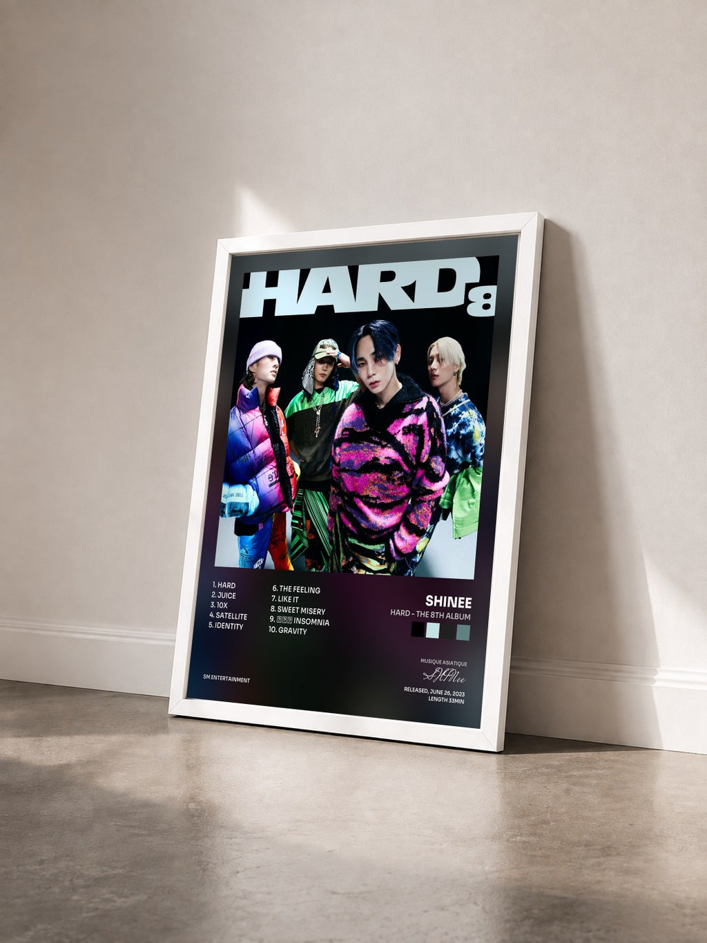 #blanc Tableau de l'album HARD - The 8th Album de SHINee vu de trois quarts, cadre blanc