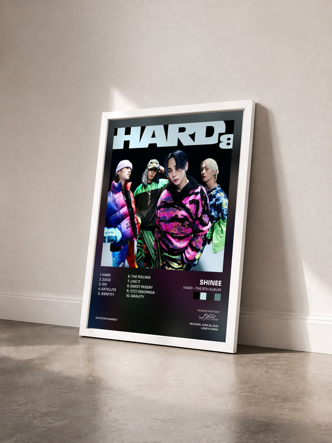 #blanc Tableau de l'album HARD - The 8th Album de SHINee vu de trois quarts, cadre blanc