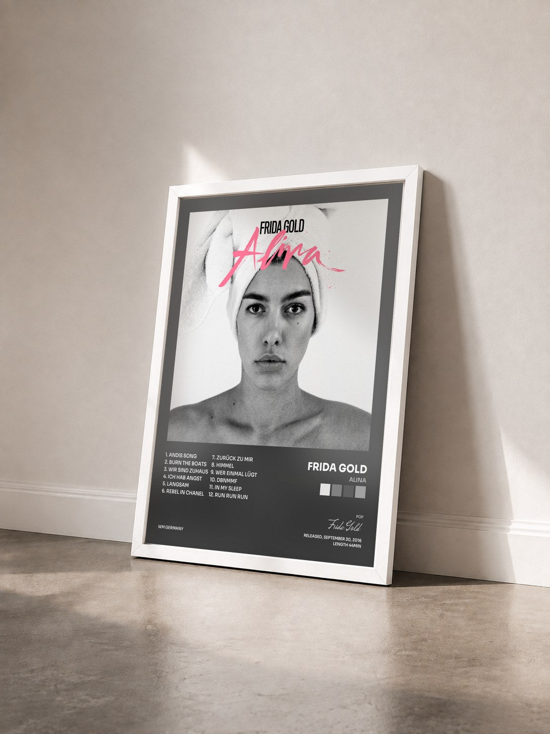 #blanc Tableau de l'album Alina de Frida Gold vu de trois quarts, cadre blanc