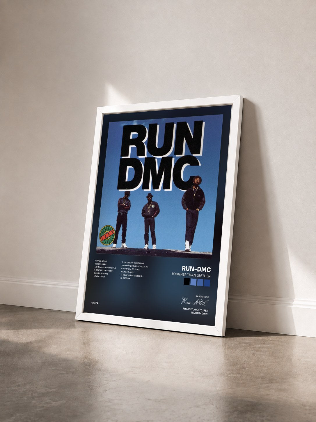#blanc Tableau de l'album Tougher Than Leather de Run-DMC vu de trois quarts, cadre blanc
